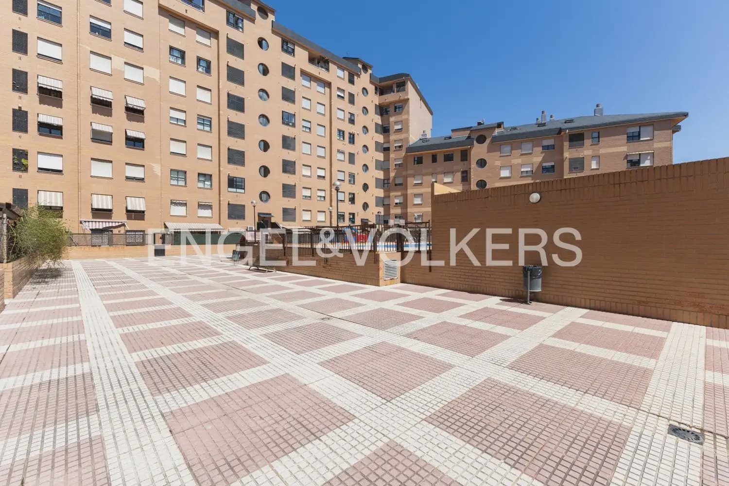 Ático de 3 habitaciones en València ciudad en alquiler con piscina garaje - 1.600 € (Ref: 9898297)