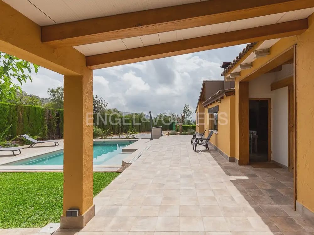 3 bedroom Wooden Home for rent in Torrent with pool garage - € 1,950 (Ref: 9898308)