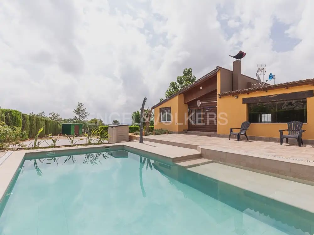 3 bedroom Wooden Home for rent in Torrent with pool garage - € 1,950 (Ref: 9898308)
