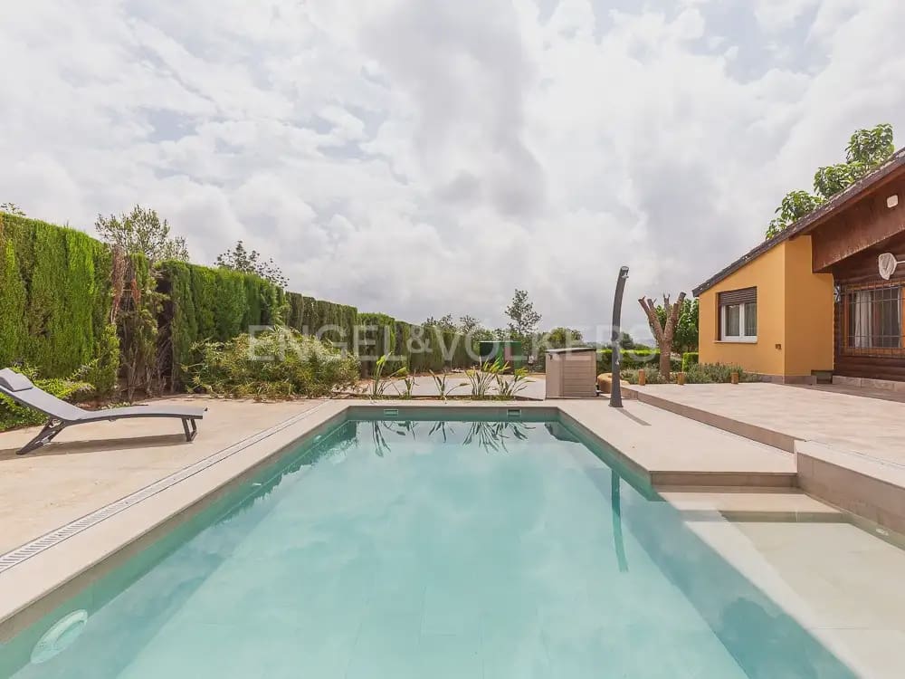 3 bedroom Wooden Home for rent in Torrent with pool garage - € 1,950 (Ref: 9898308)