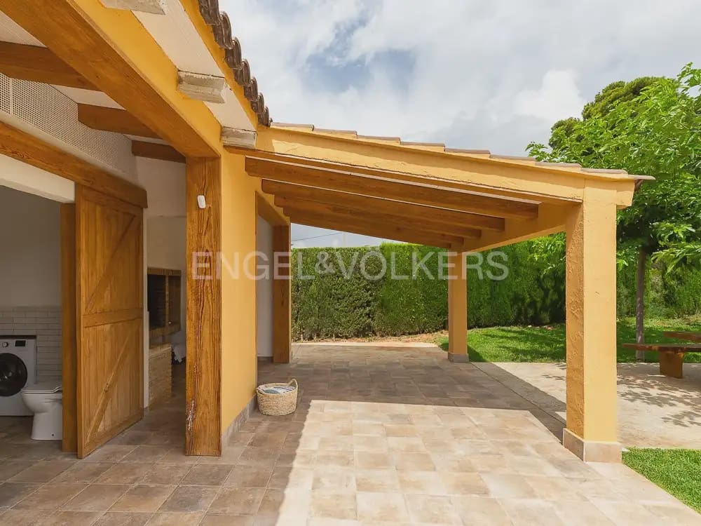 3 bedroom Wooden Home for rent in Torrent with pool garage - € 1,950 (Ref: 9898308)