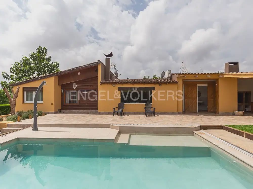 3 bedroom Wooden Home for rent in Torrent with pool garage - € 1,950 (Ref: 9898308)