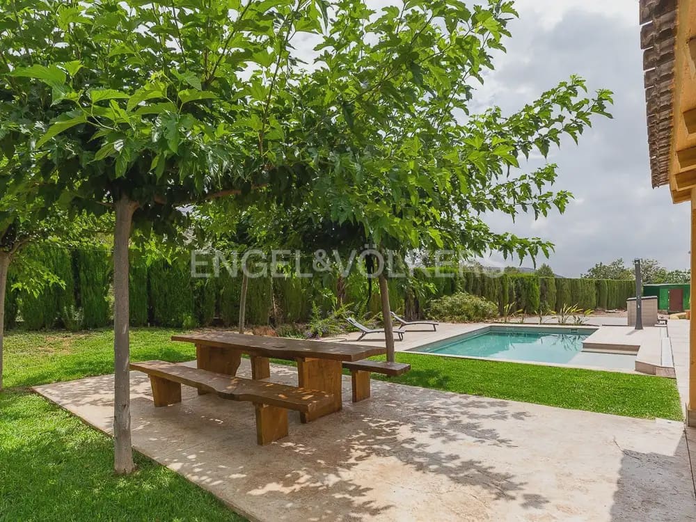 3 bedroom Wooden Home for rent in Torrent with pool garage - € 1,950 (Ref: 9898308)