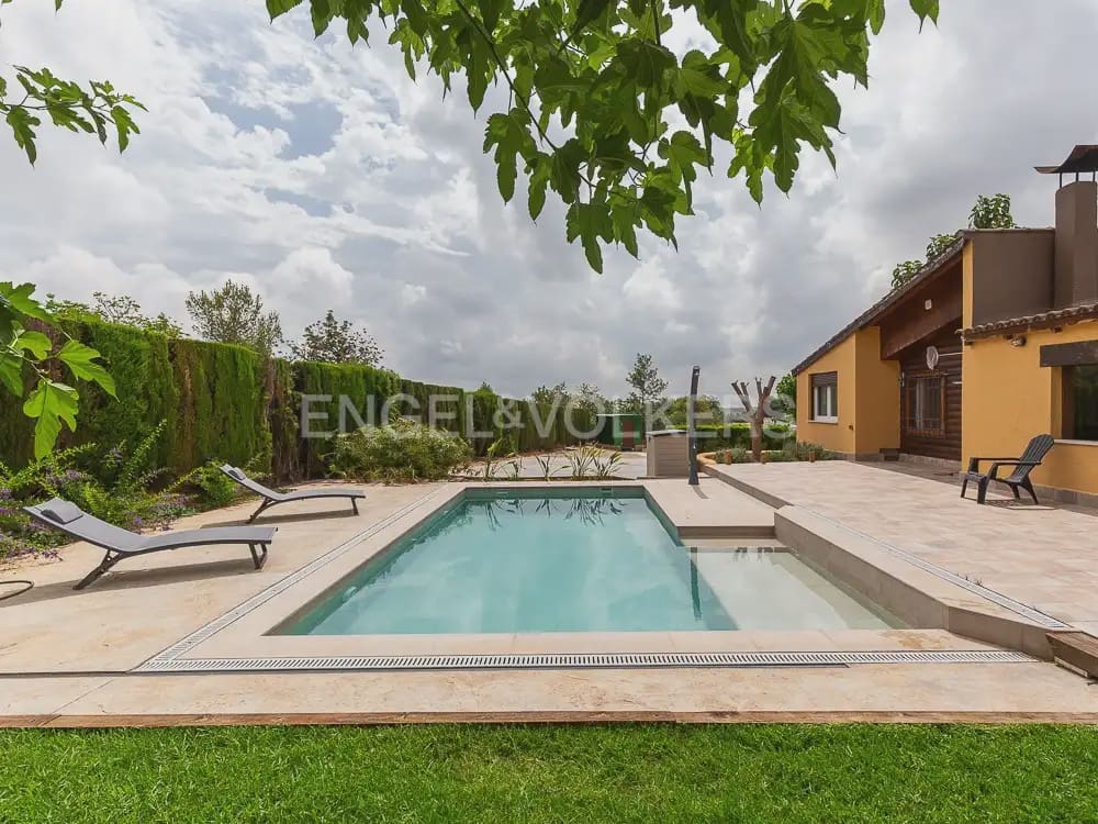3 bedroom Wooden Home for rent in Torrent with pool garage - € 1,950 (Ref: 9898308)