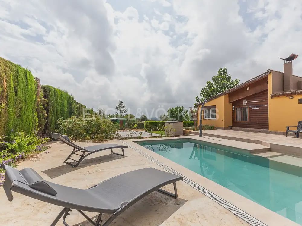 3 bedroom Wooden Home for rent in Torrent with pool garage - € 1,950 (Ref: 9898308)