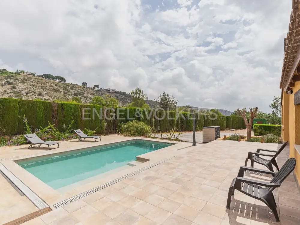 3 bedroom Wooden Home for rent in Torrent with pool garage - € 1,950 (Ref: 9898308)