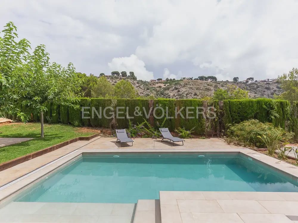 3 bedroom Wooden Home for rent in Torrent with pool garage - € 1,950 (Ref: 9898308)
