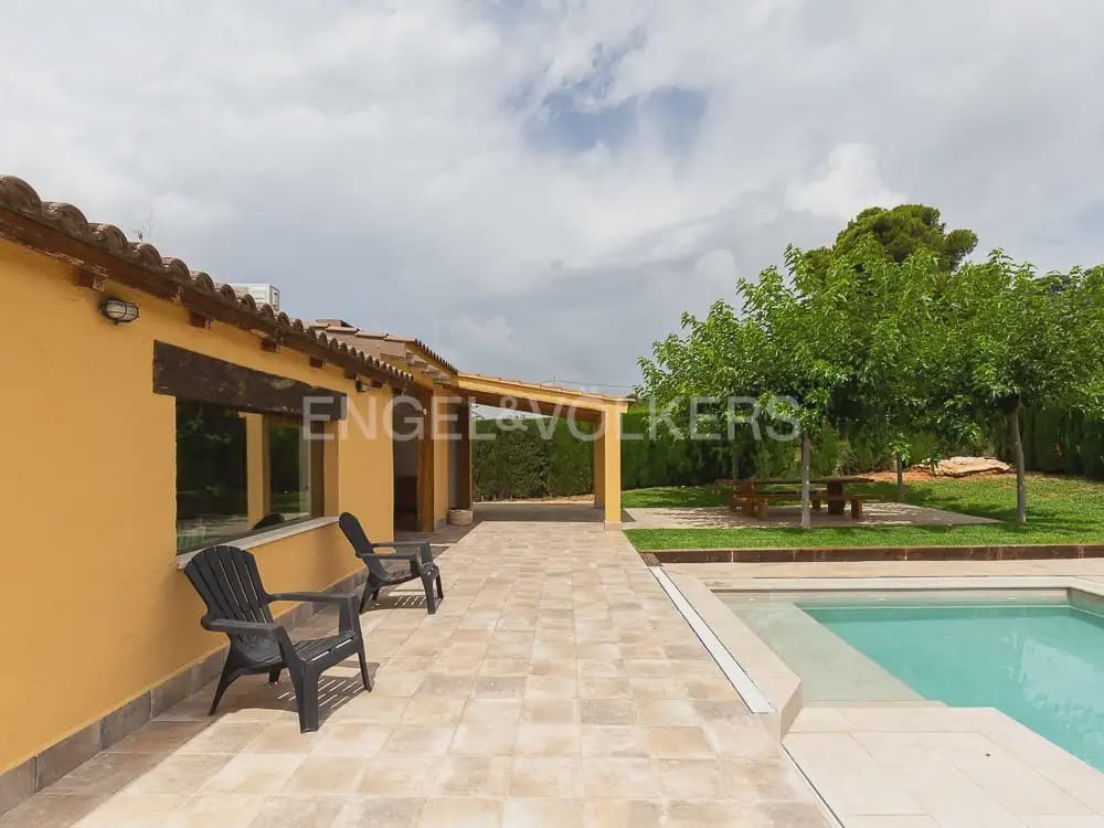 3 bedroom Wooden Home for rent in Torrent with pool garage - € 1,950 (Ref: 9898308)