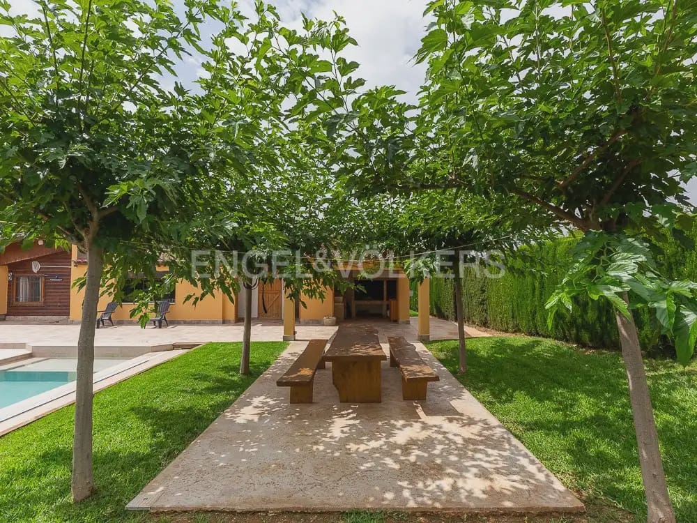 3 bedroom Wooden Home for rent in Torrent with pool garage - € 1,950 (Ref: 9898308)