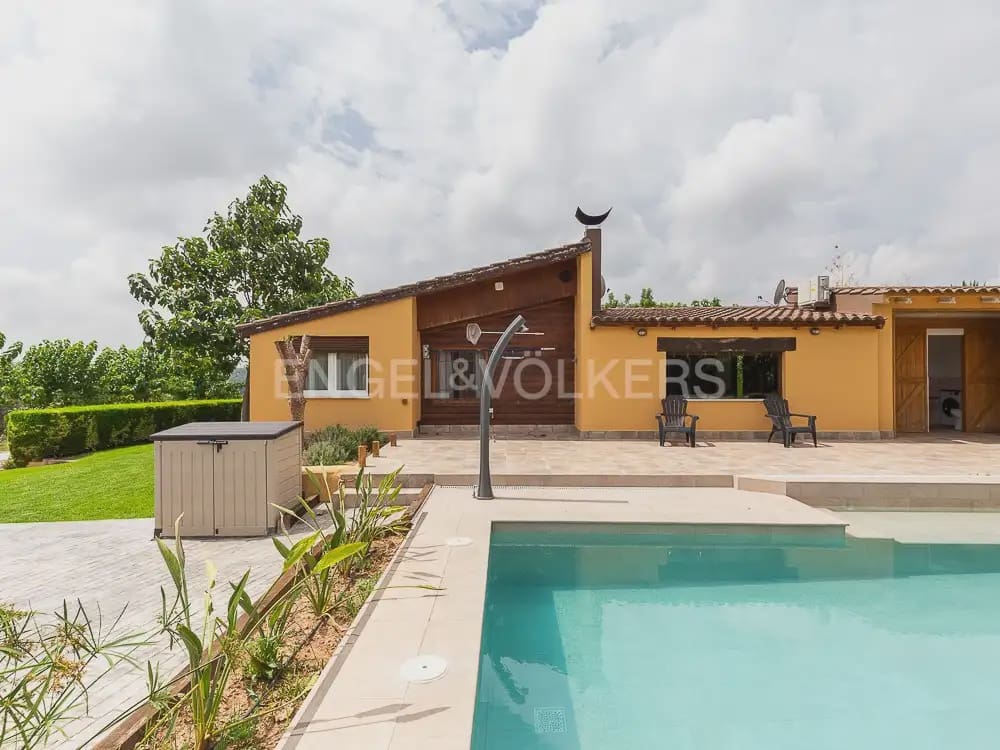 3 bedroom Wooden Home for rent in Torrent with pool garage - € 1,950 (Ref: 9898308)