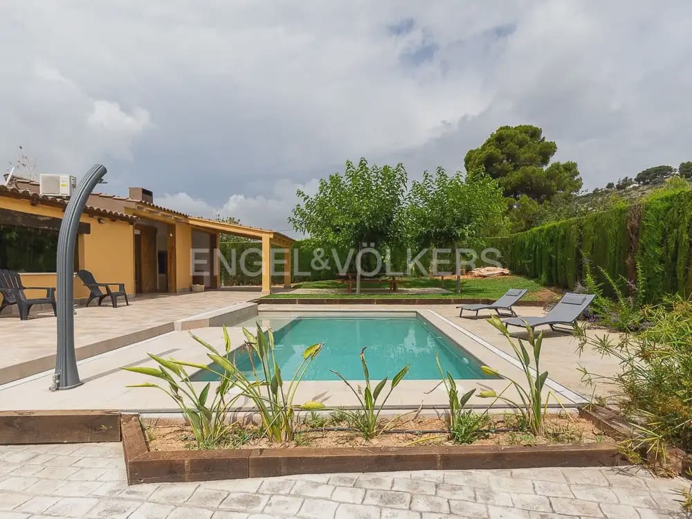 3 bedroom Wooden Home for rent in Torrent with pool garage - € 1,950 (Ref: 9898308)