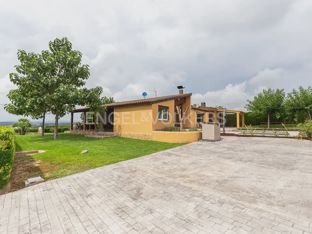 3 bedroom Wooden Home for rent in Torrent with pool garage - € 1,950 (Ref: 9898308)