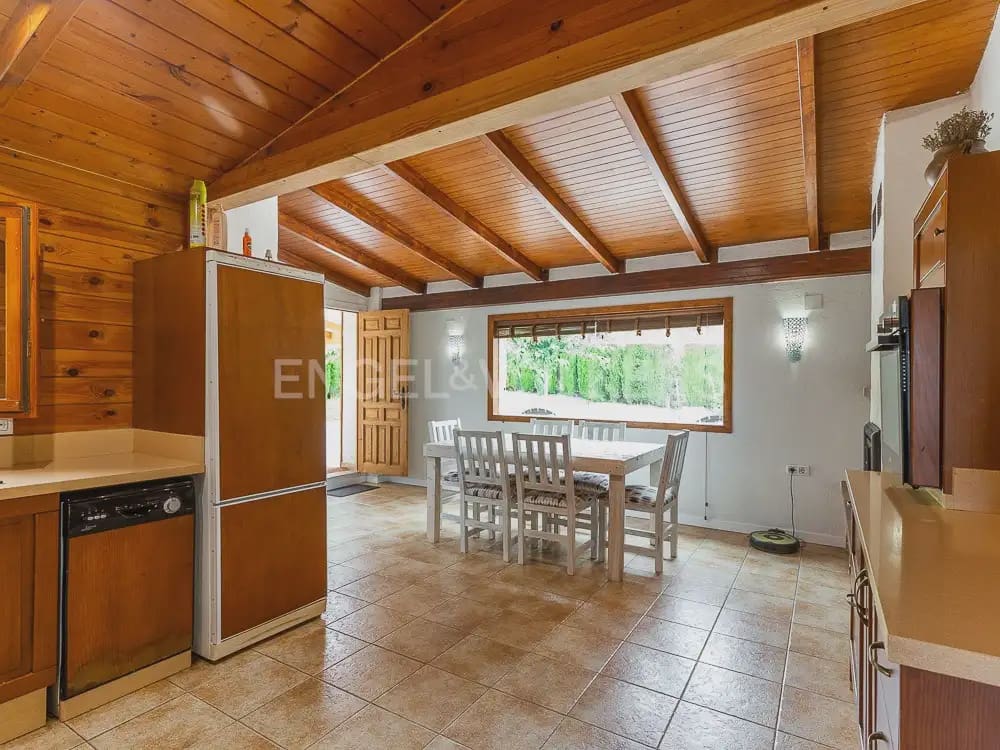 3 bedroom Wooden Home for rent in Torrent with pool garage - € 1,950 (Ref: 9898308)