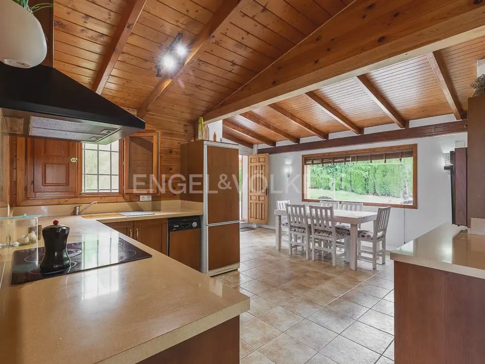 3 bedroom Wooden Home for rent in Torrent with pool garage - € 1,950 (Ref: 9898308)