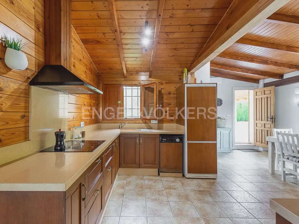 3 bedroom Wooden Home for rent in Torrent with pool garage - € 1,950 (Ref: 9898308)