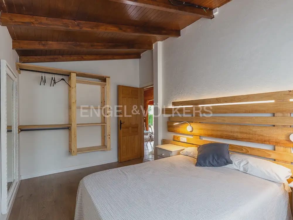 3 bedroom Wooden Home for rent in Torrent with pool garage - € 1,950 (Ref: 9898308)