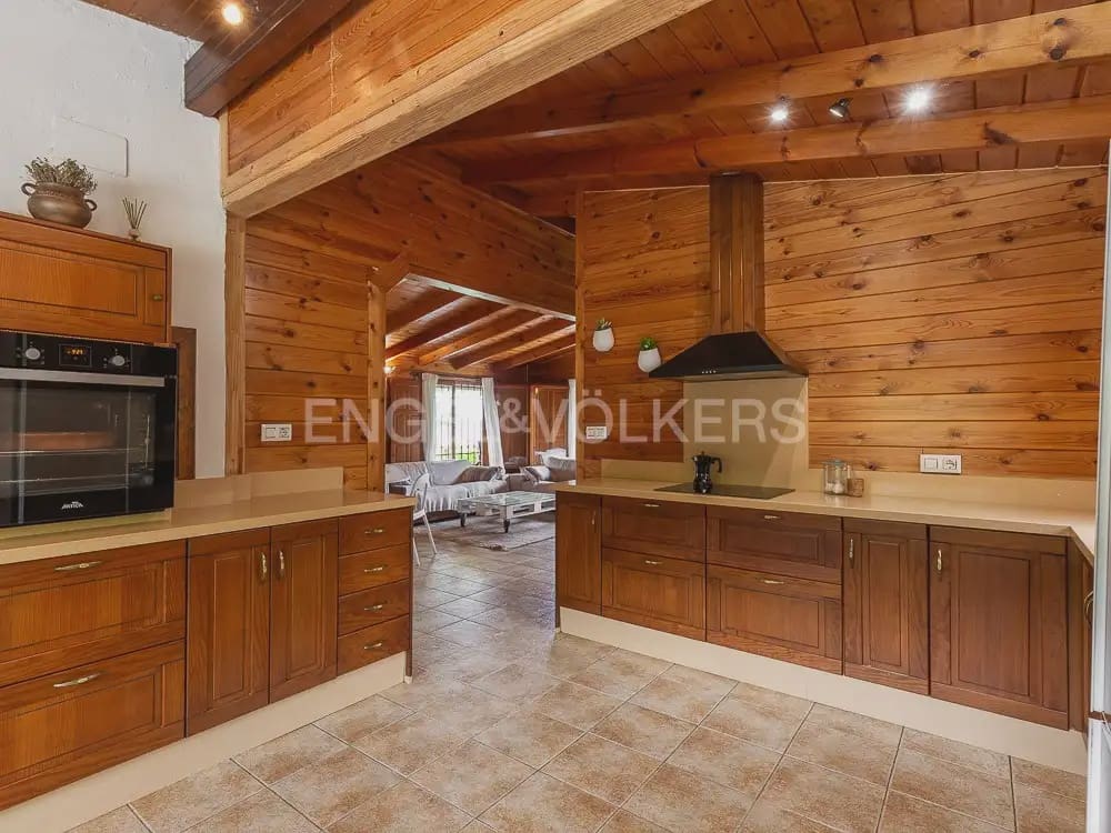 3 bedroom Wooden Home for rent in Torrent with pool garage - € 1,950 (Ref: 9898308)