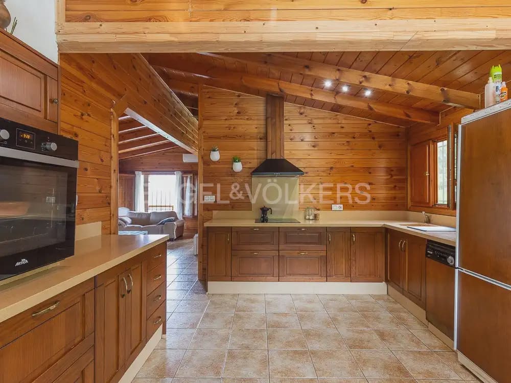 3 bedroom Wooden Home for rent in Torrent with pool garage - € 1,950 (Ref: 9898308)
