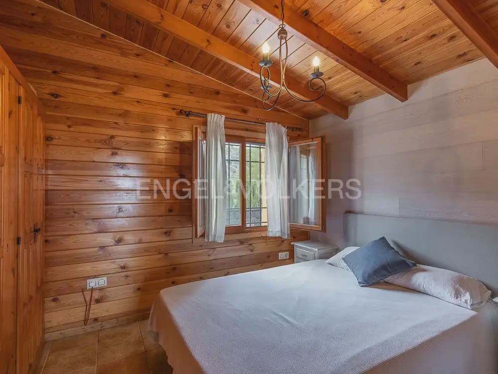 3 bedroom Wooden Home for rent in Torrent with pool garage - € 1,950 (Ref: 9898308)