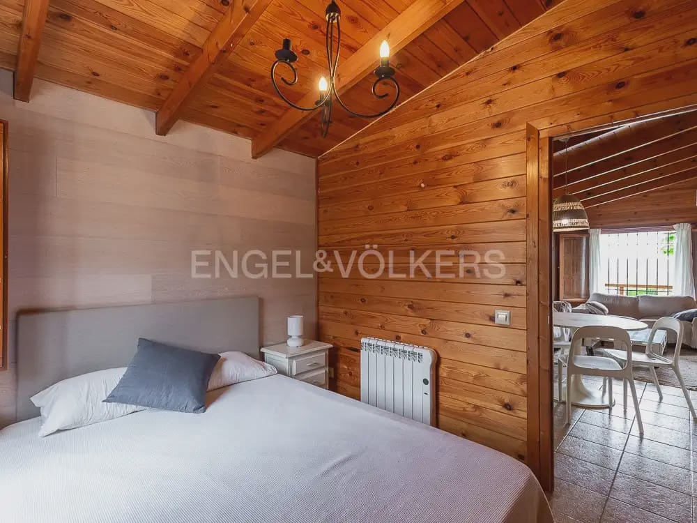 3 bedroom Wooden Home for rent in Torrent with pool garage - € 1,950 (Ref: 9898308)