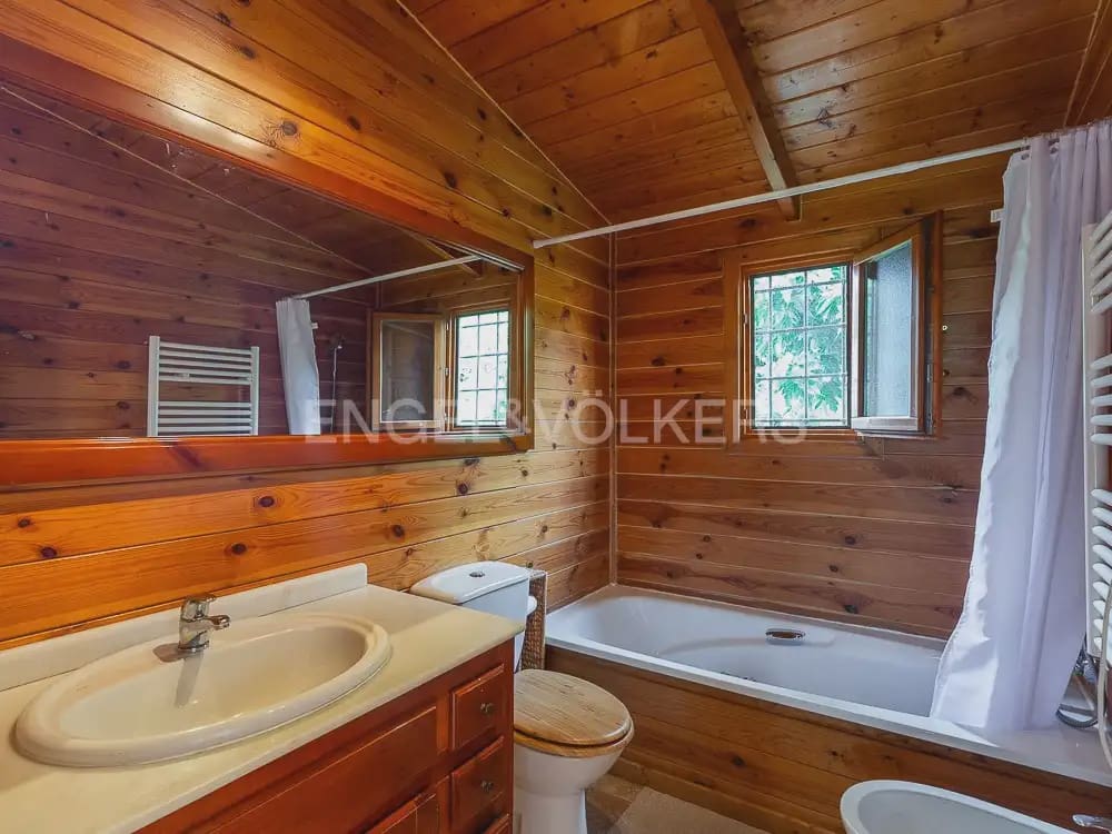 3 bedroom Wooden Home for rent in Torrent with pool garage - € 1,950 (Ref: 9898308)