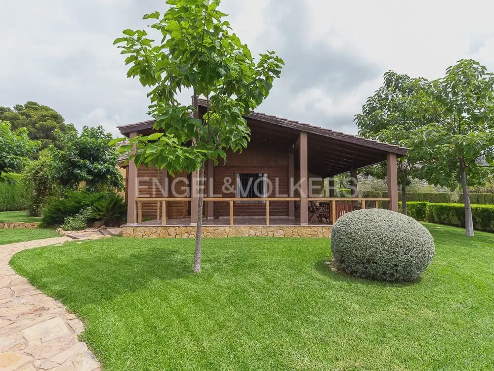 3 bedroom Wooden Home for rent in Torrent with pool garage - € 1,950 (Ref: 9898308)