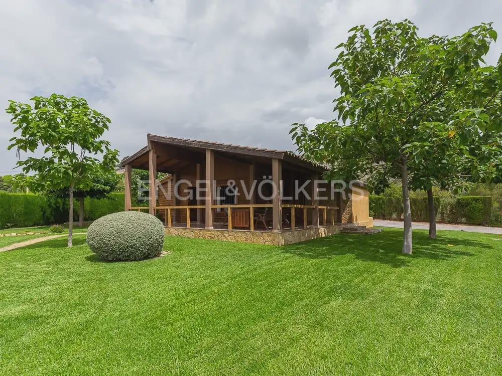 3 bedroom Wooden Home for rent in Torrent with pool garage - € 1,950 (Ref: 9898308)