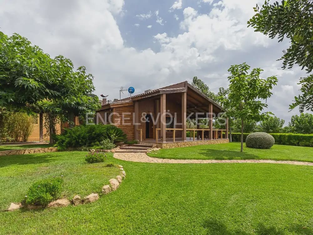 3 bedroom Wooden Home for rent in Torrent with pool garage - € 1,950 (Ref: 9898308)