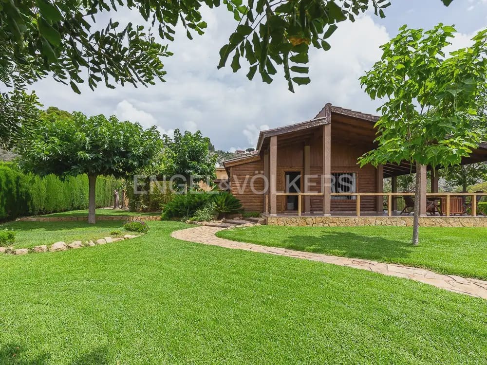 3 bedroom Wooden Home for rent in Torrent with pool garage - € 1,950 (Ref: 9898308)