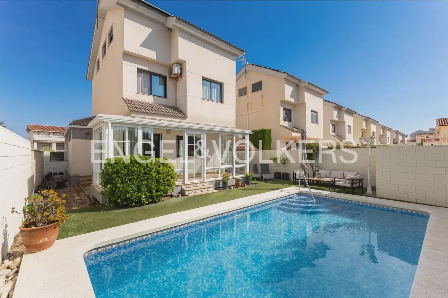 2 bedroom Villa for rent in Daimus with pool - € 3,000 (Ref: 9898310)