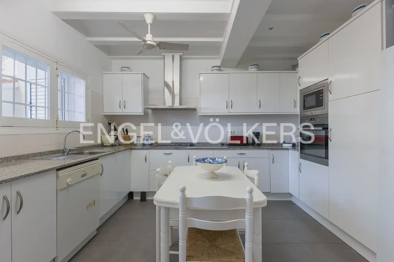 8 bedroom Villa for sale in Javea / Xabia with pool - € 2,350,000 (Ref: 9898312)