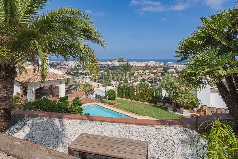 Villa/Maison de 4 chambres à louer à Denia avec piscine garage - 7 000 € (Ref: 9898315)