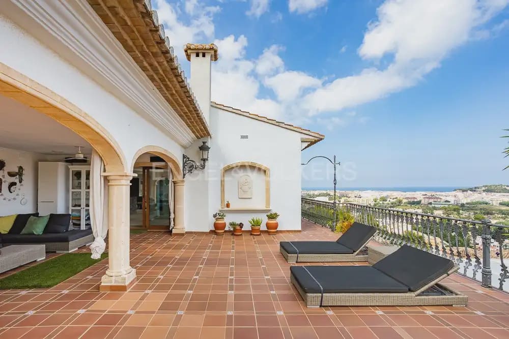 Villa/Maison de 4 chambres à louer à Denia avec piscine garage - 7 000 € (Ref: 9898315)