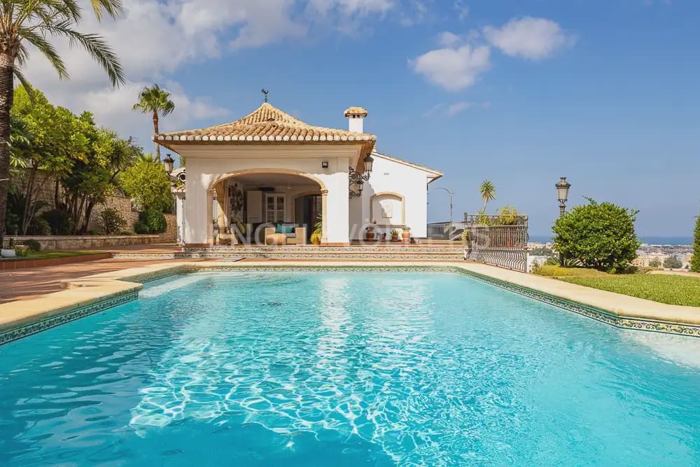Villa/Maison de 4 chambres à louer à Denia avec piscine garage - 7 000 € (Ref: 9898315)