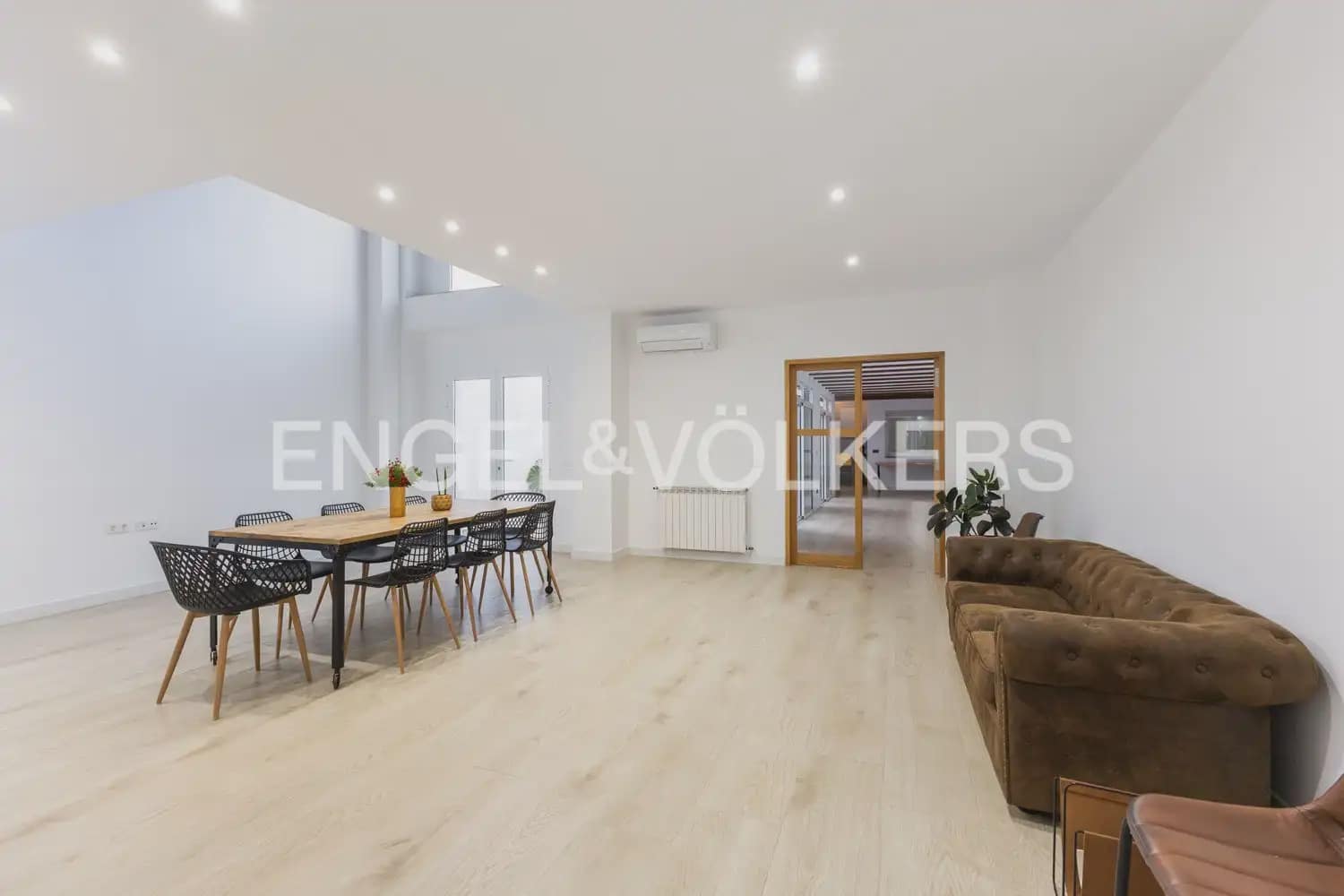 6 bedroom Townhouse for sale in Vila-real with garage - € 550,000 (Ref: 9898318)