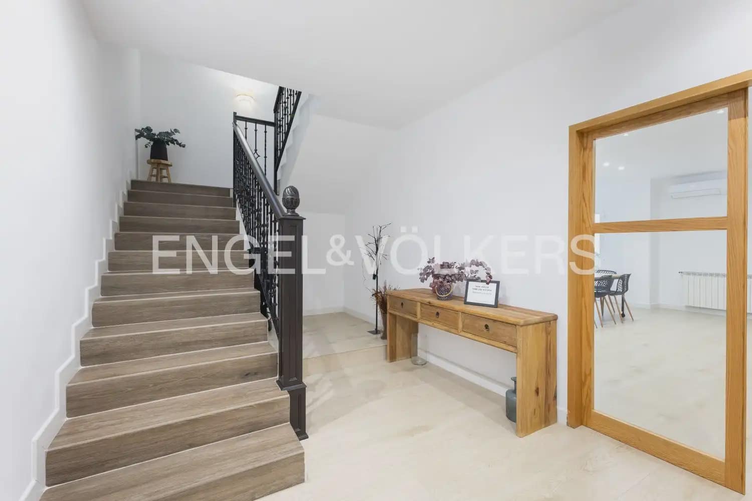 6 bedroom Townhouse for sale in Vila-real with garage - € 550,000 (Ref: 9898318)