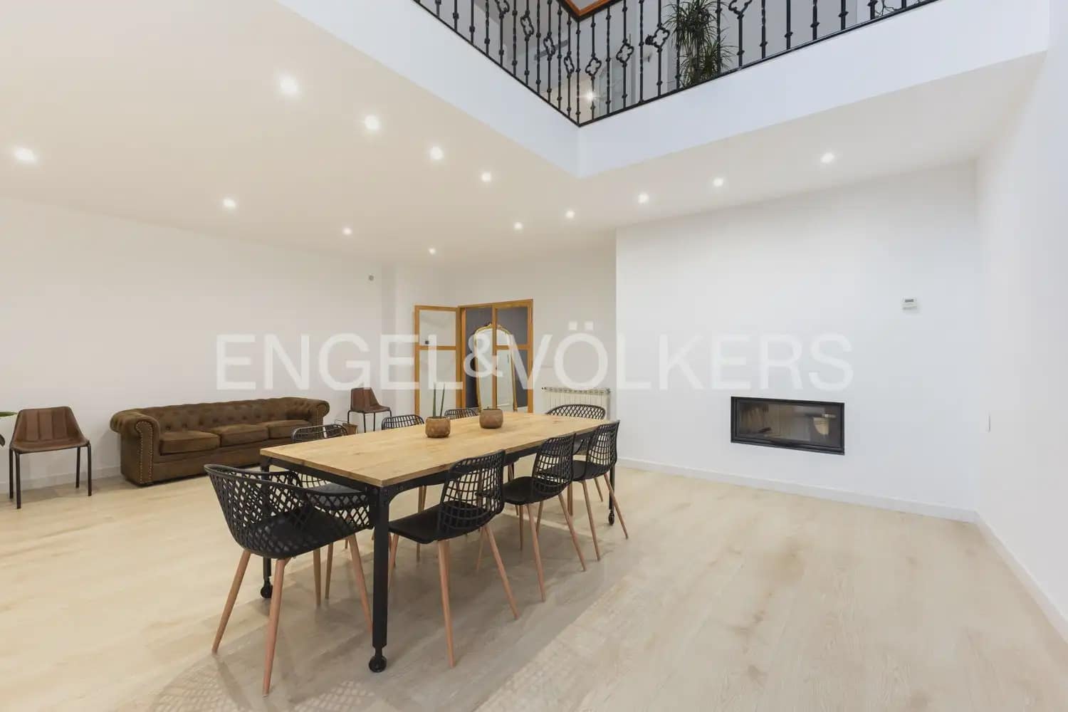 6 bedroom Townhouse for sale in Vila-real with garage - € 550,000 (Ref: 9898318)