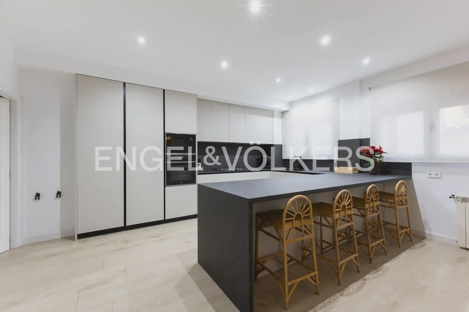 6 bedroom Townhouse for sale in Vila-real with garage - € 550,000 (Ref: 9898318)