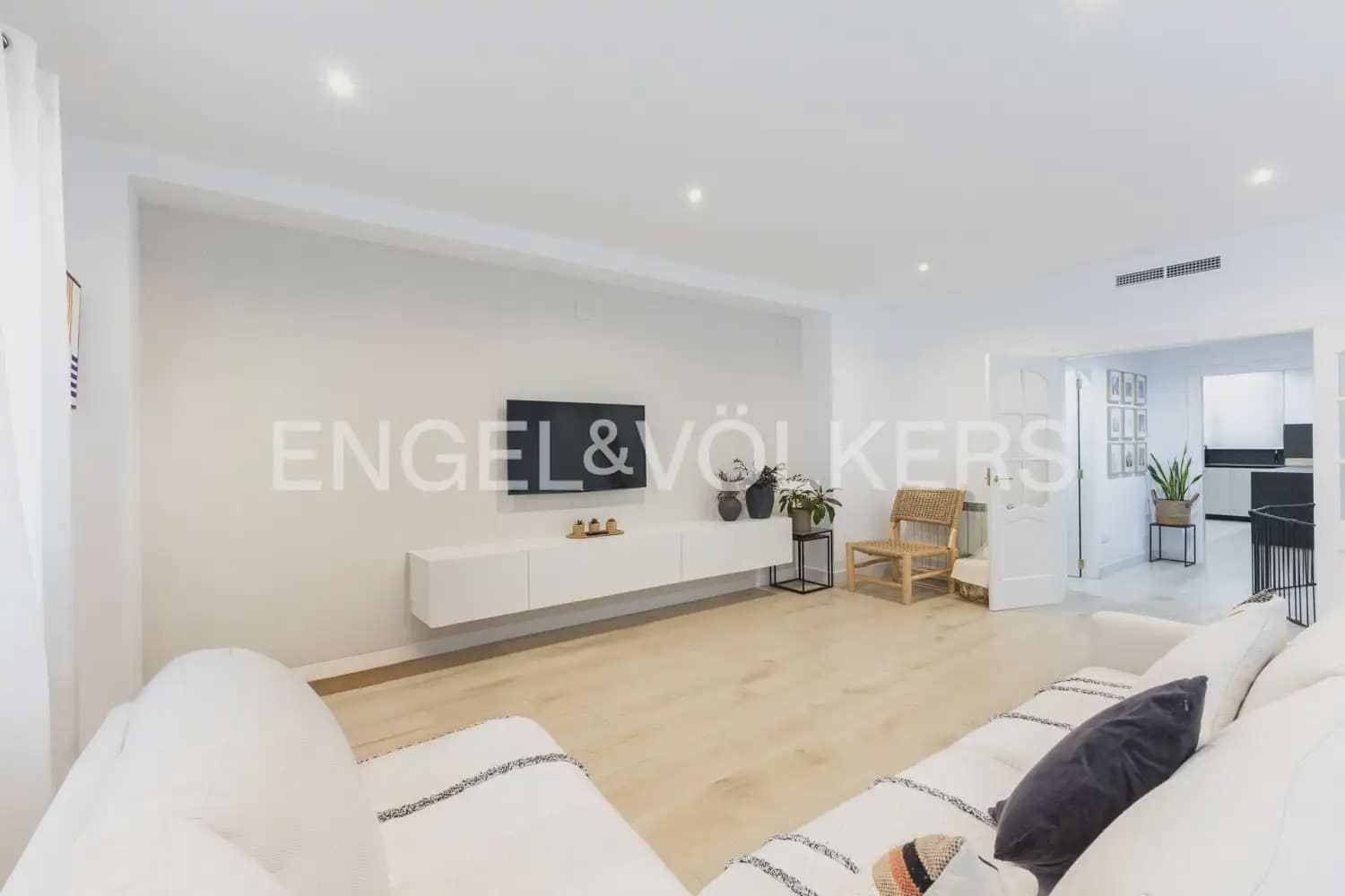 6 bedroom Townhouse for sale in Vila-real with garage - € 550,000 (Ref: 9898318)