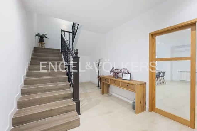 6 bedroom Townhouse for sale in Vila-real with garage - € 550,000 (Ref: 9898318)