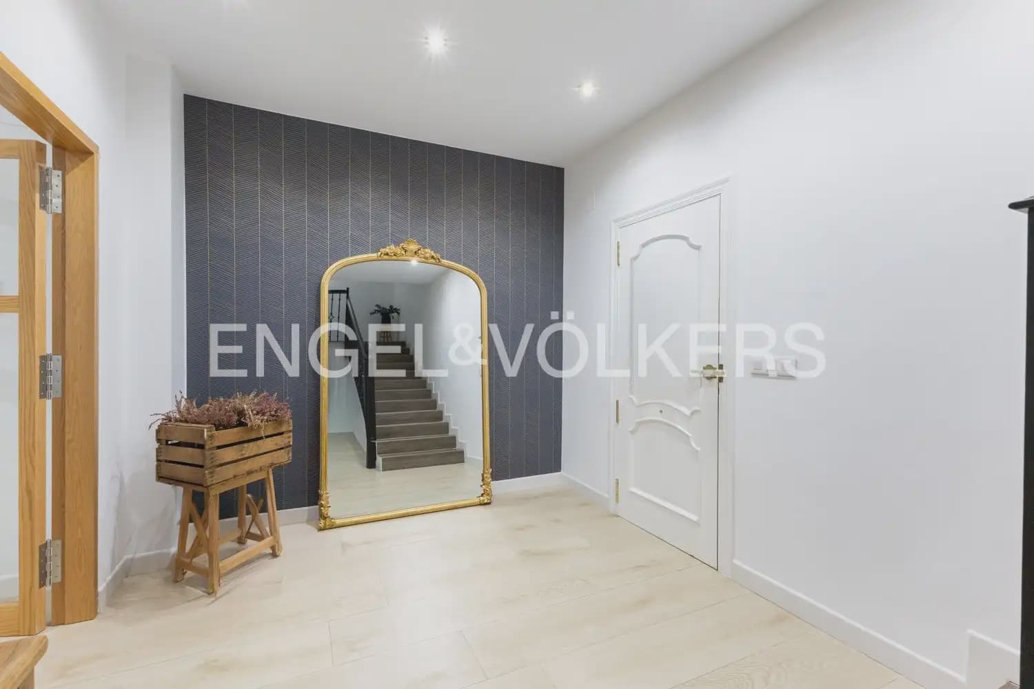 6 bedroom Townhouse for sale in Vila-real with garage - € 550,000 (Ref: 9898318)