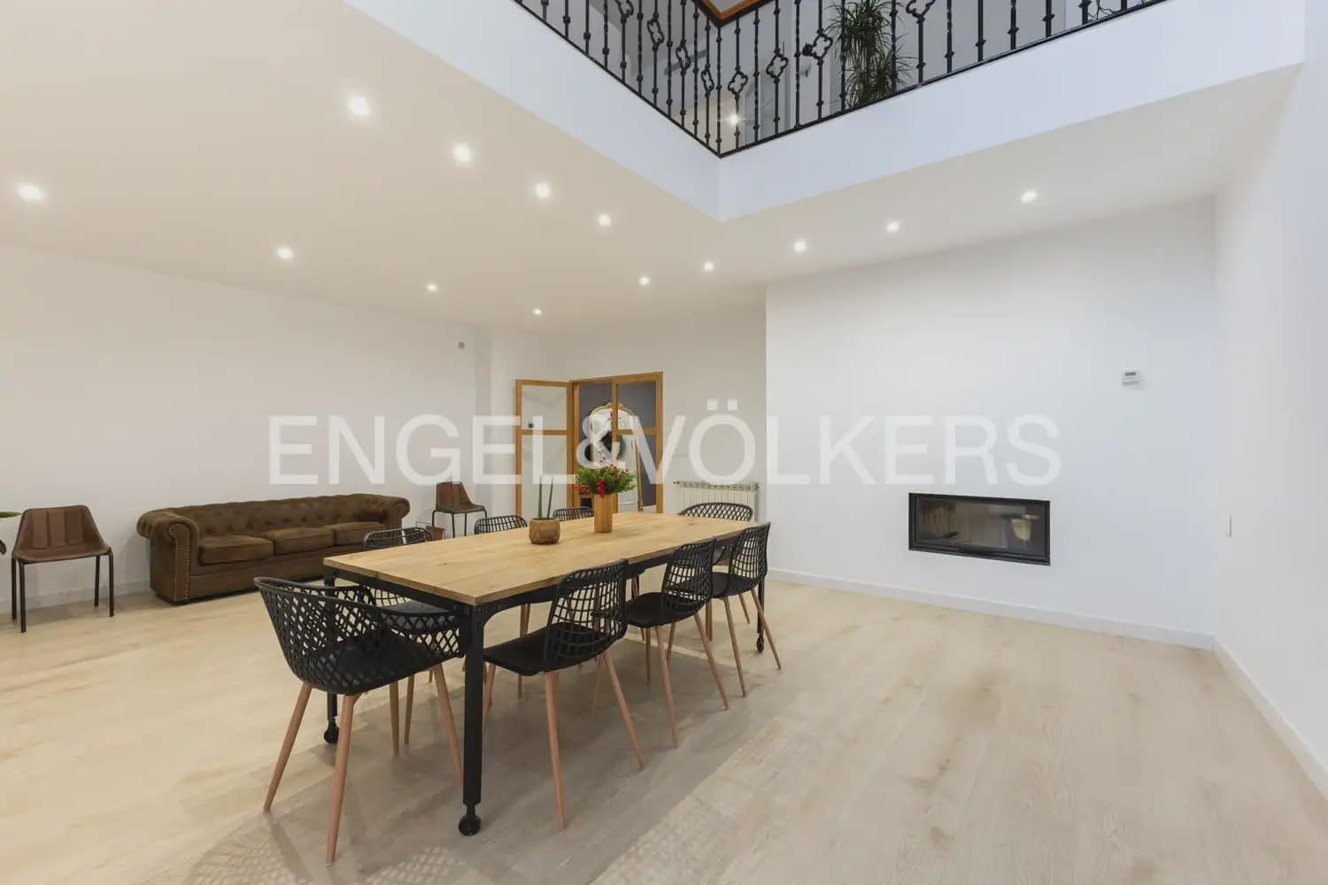 6 bedroom Townhouse for sale in Vila-real with garage - € 550,000 (Ref: 9898318)
