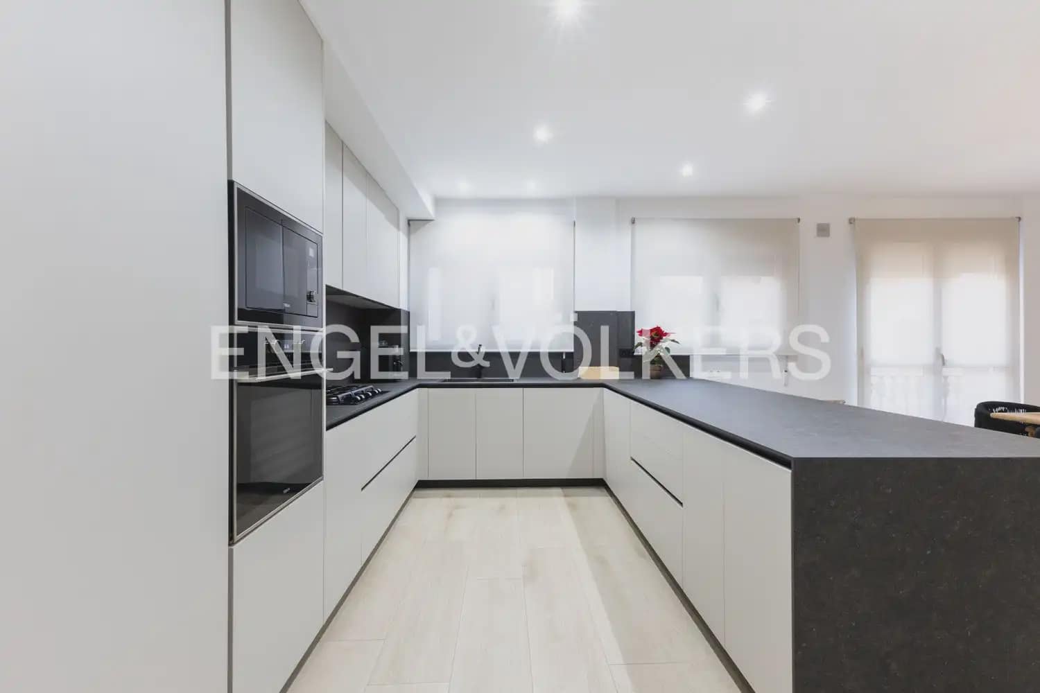 6 bedroom Townhouse for sale in Vila-real with garage - € 550,000 (Ref: 9898318)