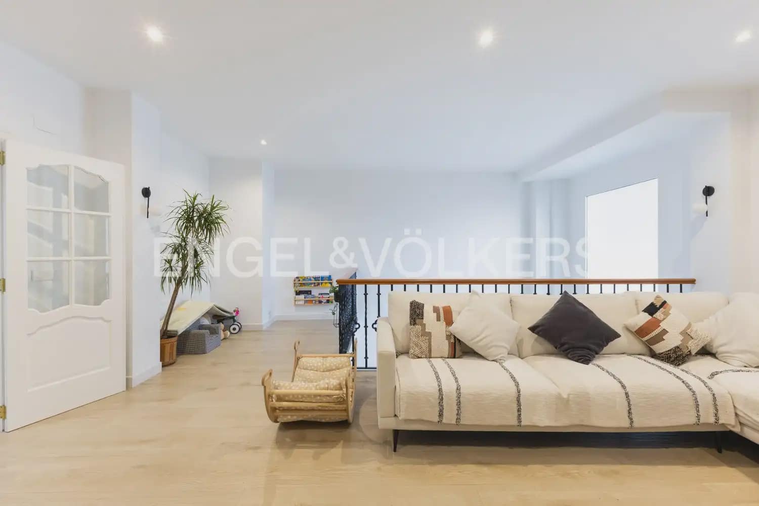 6 bedroom Townhouse for sale in Vila-real with garage - € 550,000 (Ref: 9898318)