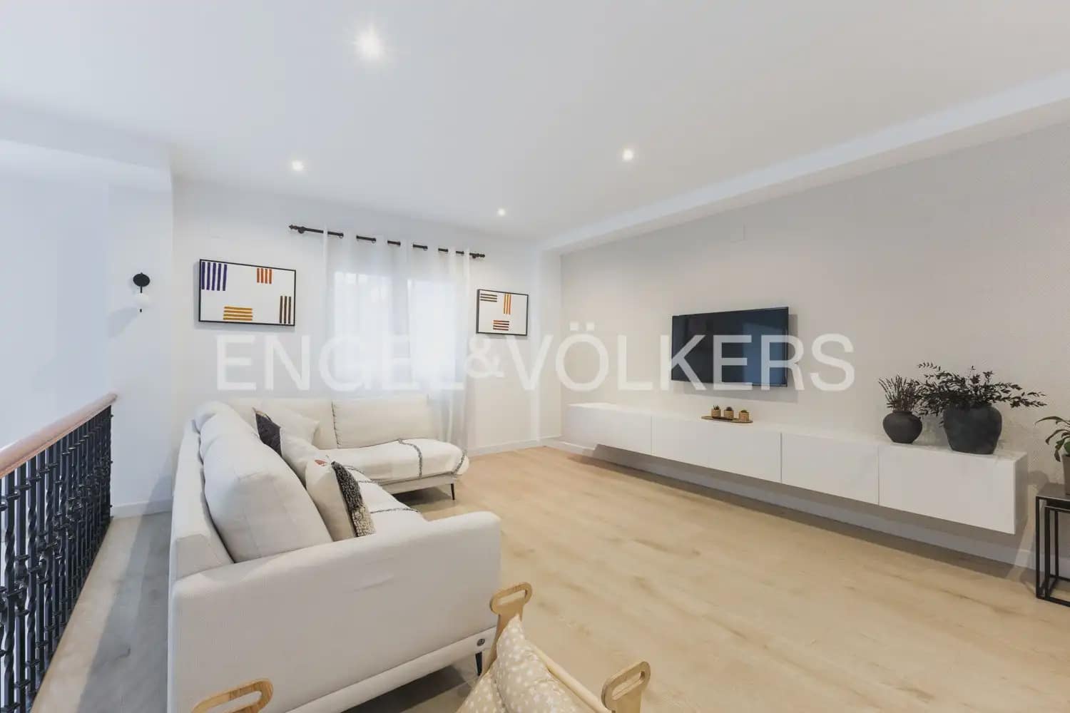 6 bedroom Townhouse for sale in Vila-real with garage - € 550,000 (Ref: 9898318)