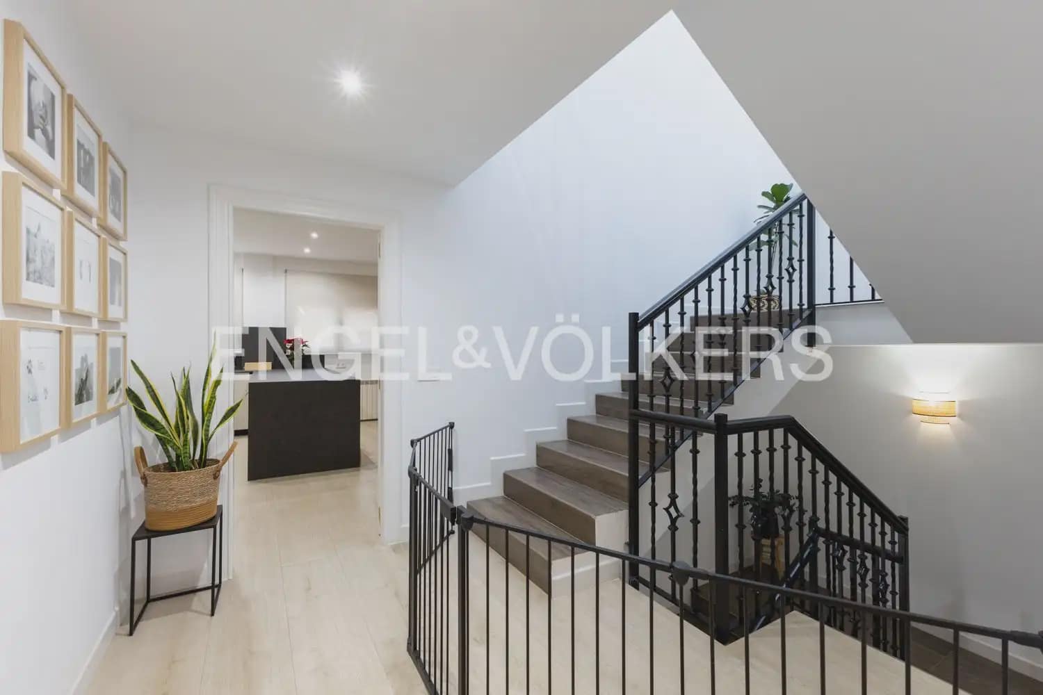 6 bedroom Townhouse for sale in Vila-real with garage - € 550,000 (Ref: 9898318)