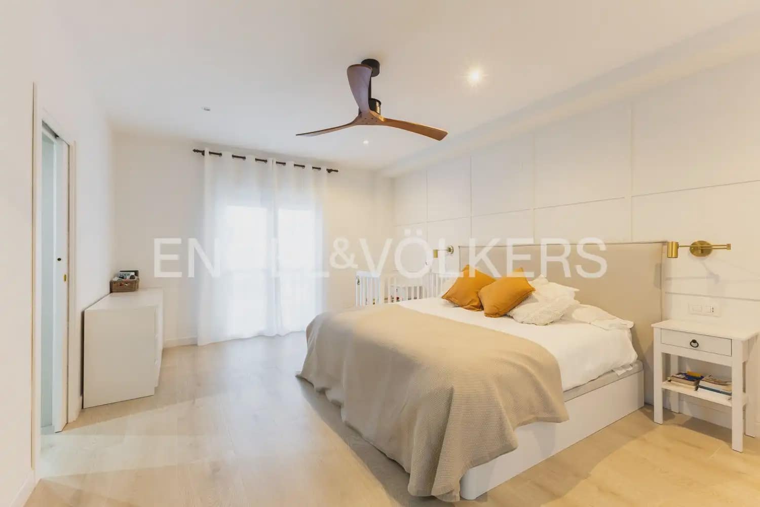 6 bedroom Townhouse for sale in Vila-real with garage - € 550,000 (Ref: 9898318)