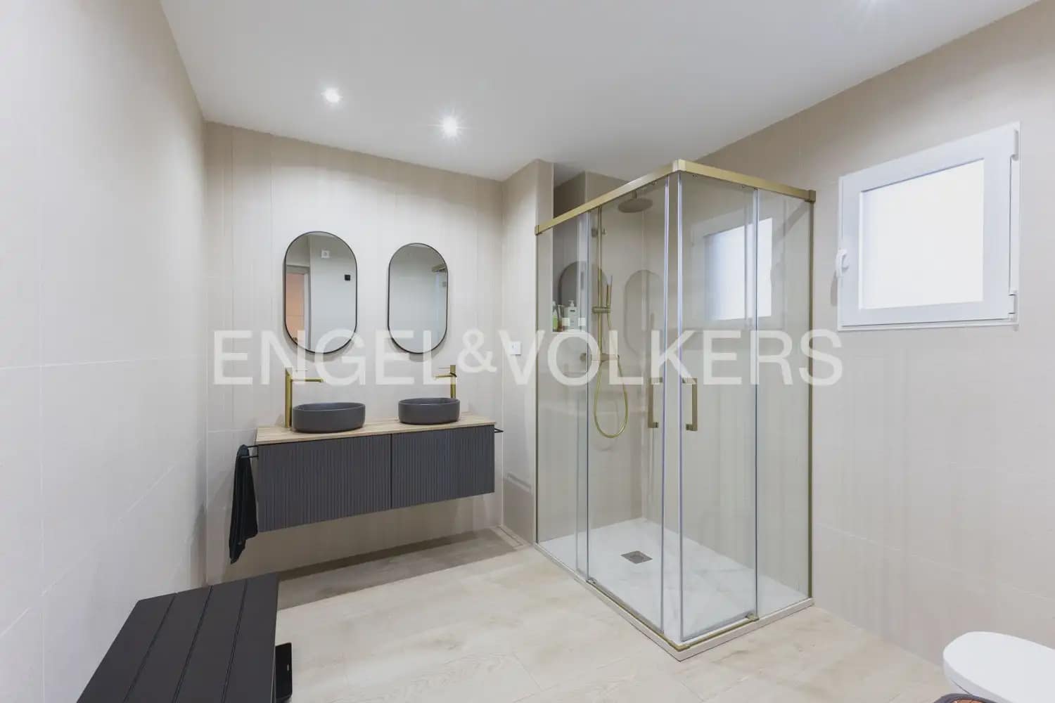 6 bedroom Townhouse for sale in Vila-real with garage - € 550,000 (Ref: 9898318)