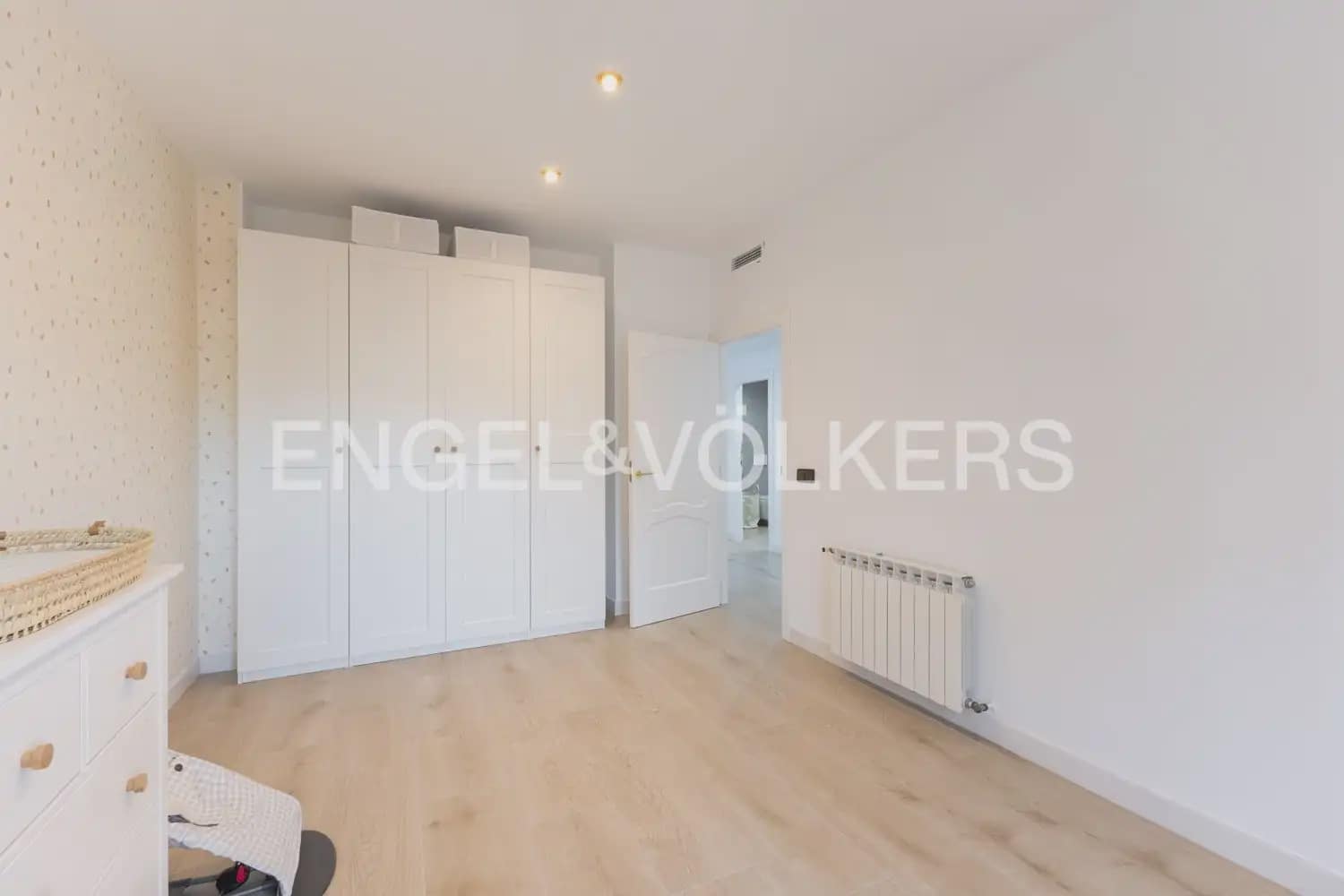 6 bedroom Townhouse for sale in Vila-real with garage - € 550,000 (Ref: 9898318)