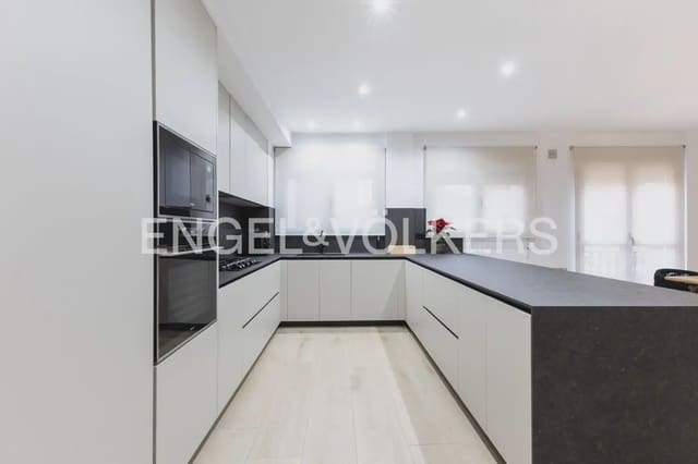 6 bedroom Townhouse for sale in Vila-real with garage - € 550,000 (Ref: 9898318)